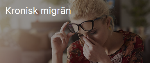 Kvinna med glasögon som har huvudvärk